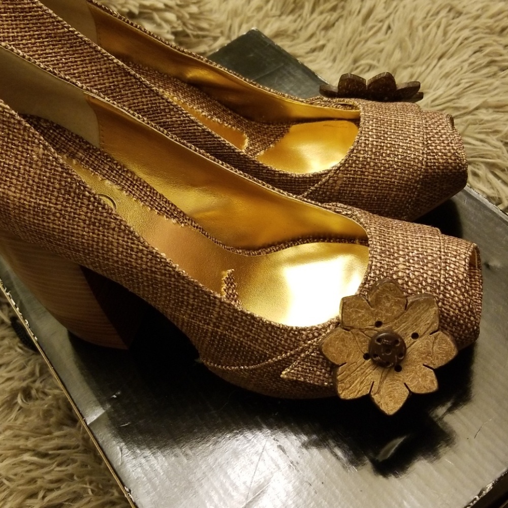 Shoe - Picture 2 of 6